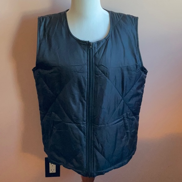 Socialite Quilted Puffer Vest - Picture 4 of 7